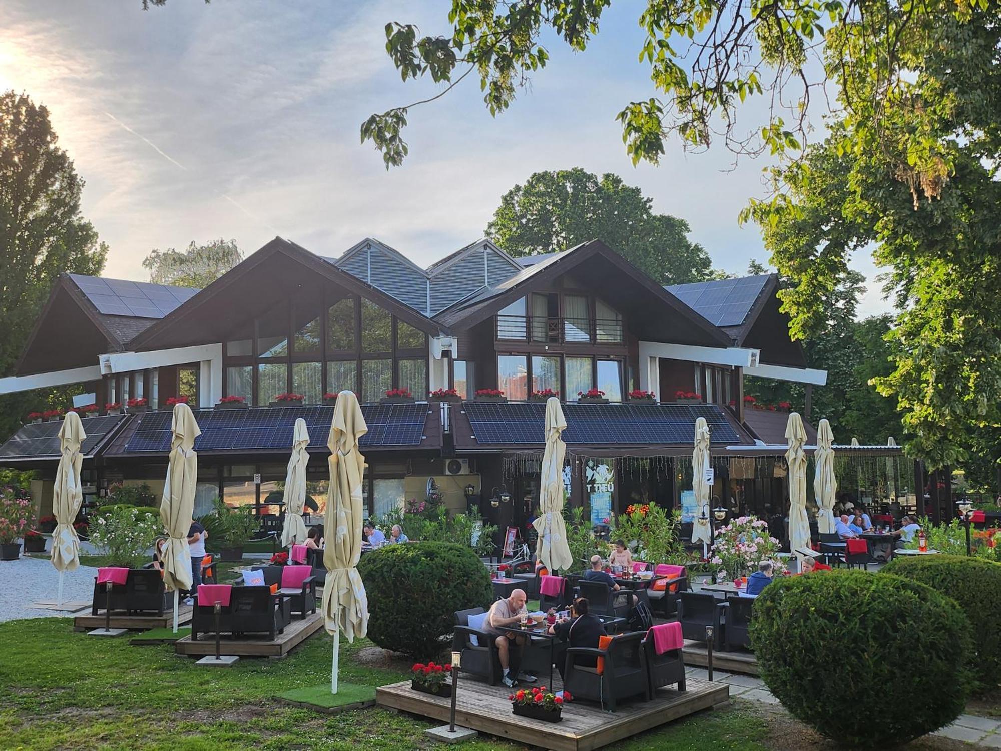 Arany Szarvas Fogadó és Captain Drakes Pub Győr Exterior foto